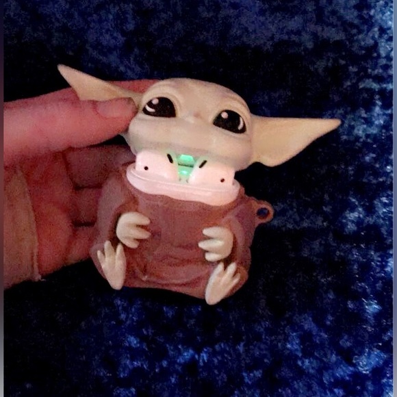 Baby Yoda AirPod case - Picture 3 of 4